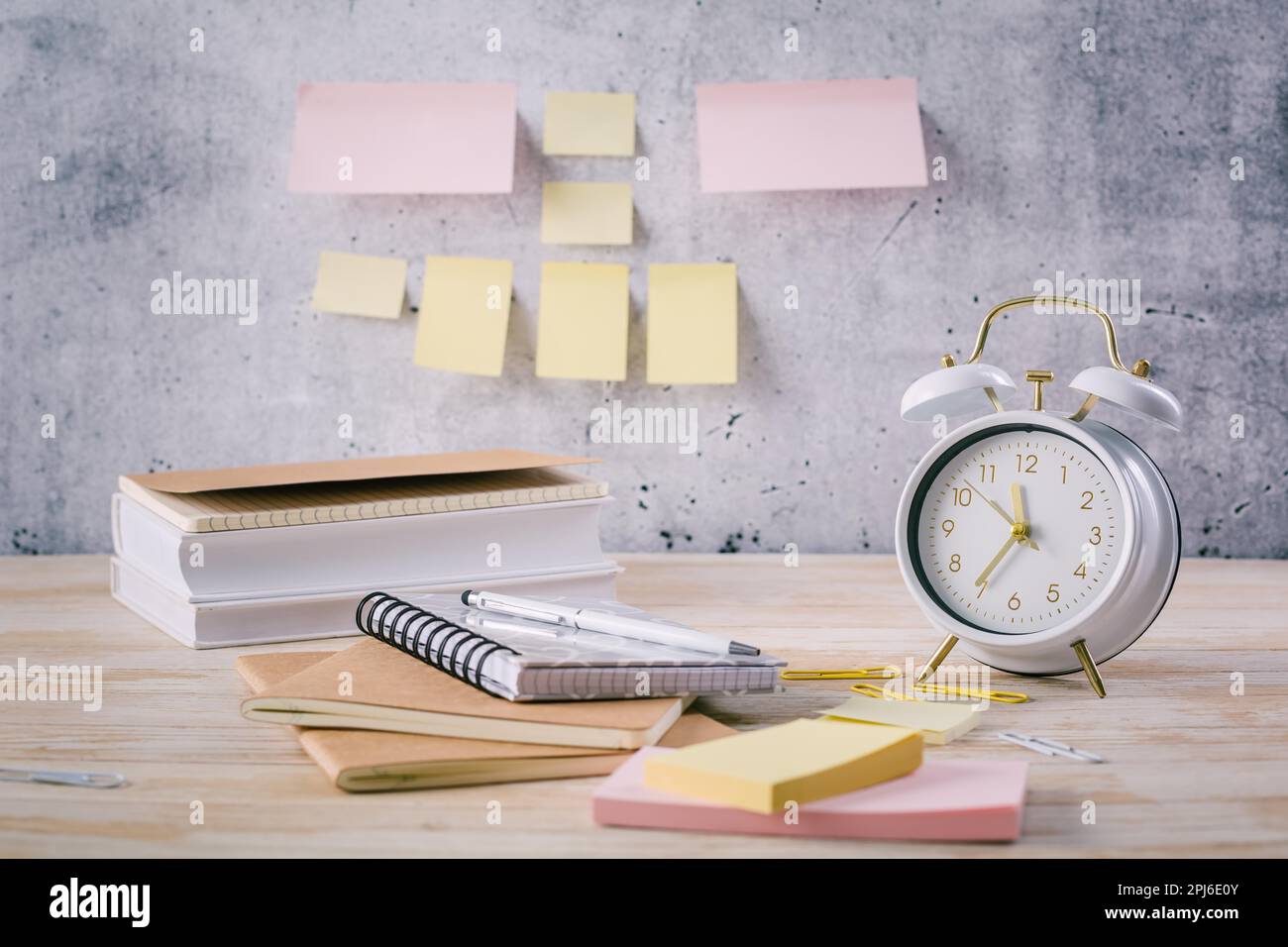 Concept de gestion du temps au bureau. Livres, blocs-notes avec autocollants Banque D'Images