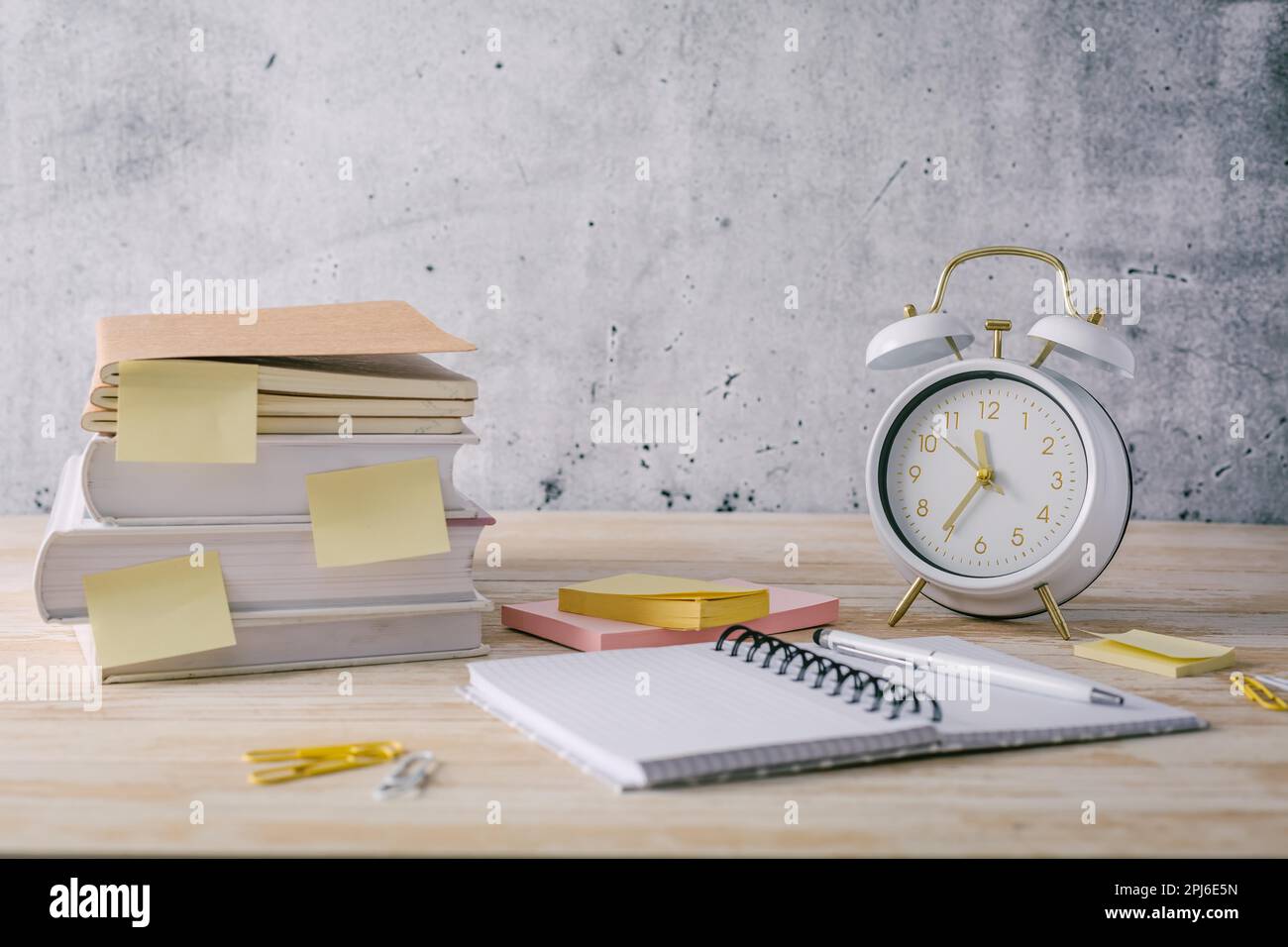 Concept de gestion du temps pour le bureau et l'école. Livres, blocs-notes avec autocollants Banque D'Images