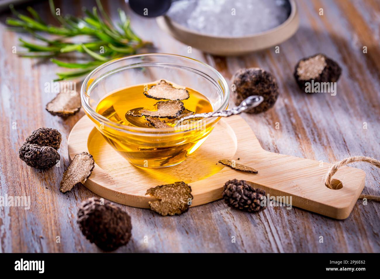 Huile de truffe sur fond de bois. Cuisine gastronomique Banque D'Images