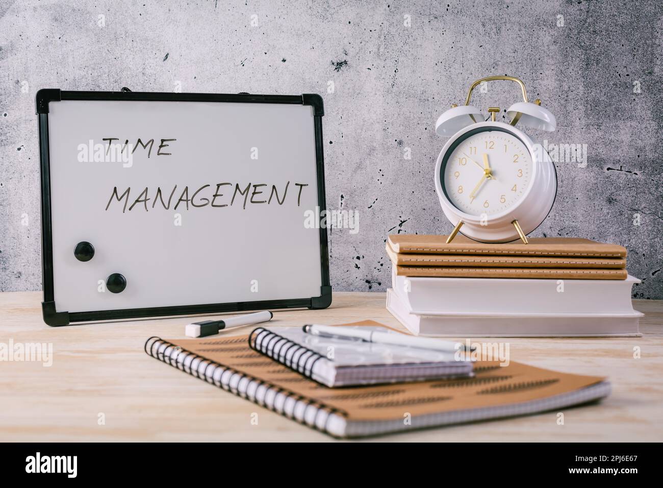 Concept de gestion du temps pour le bureau et l'école. Livres, blocs-notes avec autocollants Banque D'Images