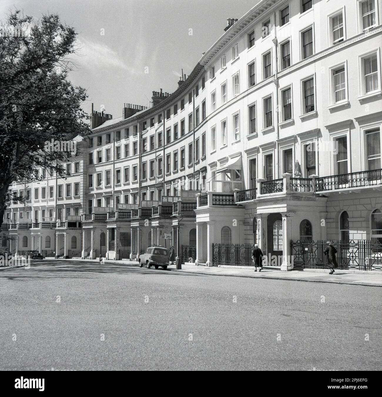 1960s, vue historique de cette époque de Adelaide Crescent, Hove, West Sussex, Brighton, Angleterre, Royaume-Uni, une terrasse d'intérêt architectural important. Sur les terres appartenant à Sir Isaac Goldsmid, les travaux de construction ont commencé en 1830 à la conception de Decimus Burton, l'un des principaux architectes du milieu du siècle 19th et a été terminé à la mi-1860s. Il est considéré comme - à l'extérieur du Royal Cresent à Bath - le plus grand crément résidentiel pré-victorien en Grande-Bretagne et classé Grade II. Banque D'Images