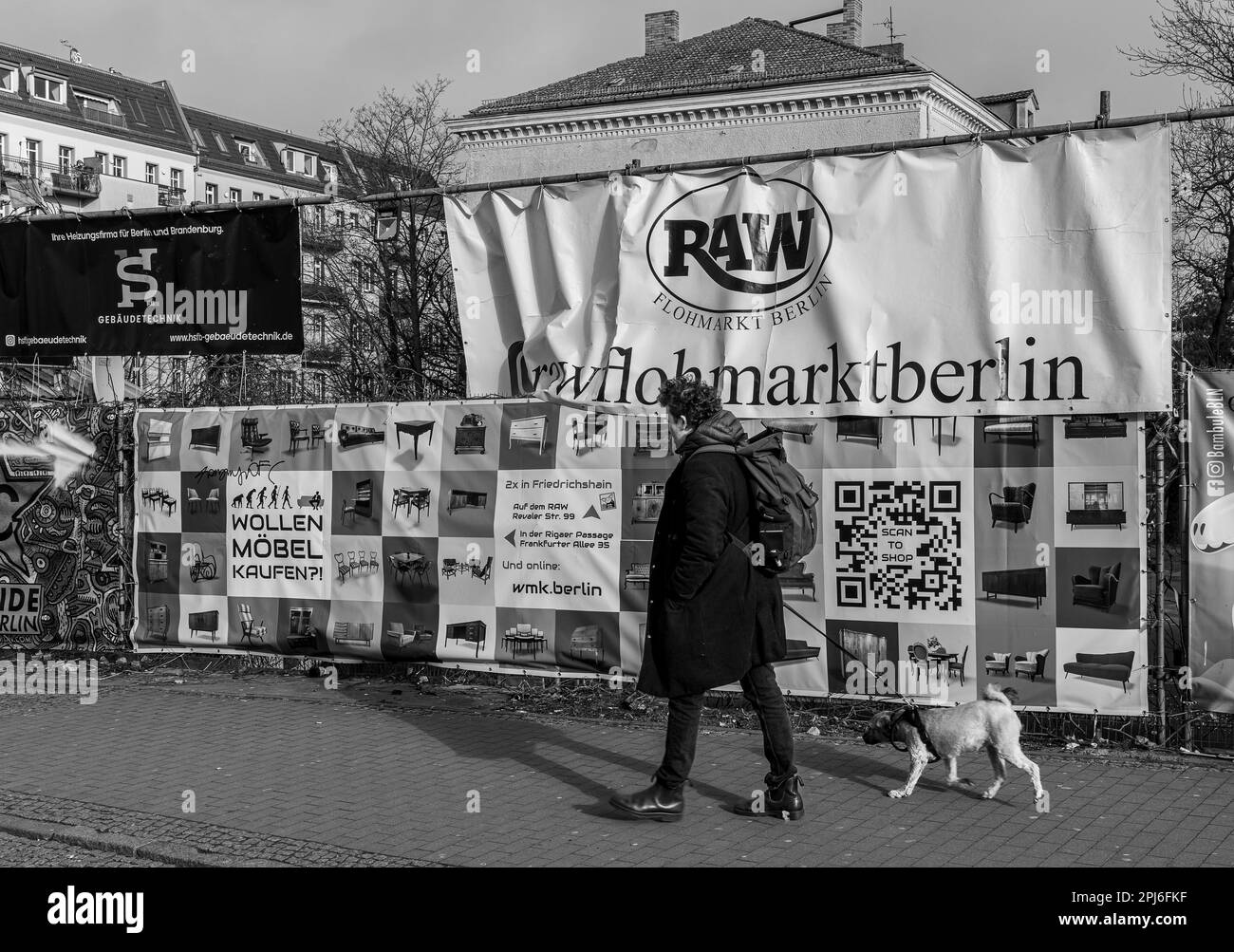 Photographie en noir et blanc, clôture de construction avec affiches sur le site RAW, Berlin Friedrichshain, Berlin, Allemagne Banque D'Images