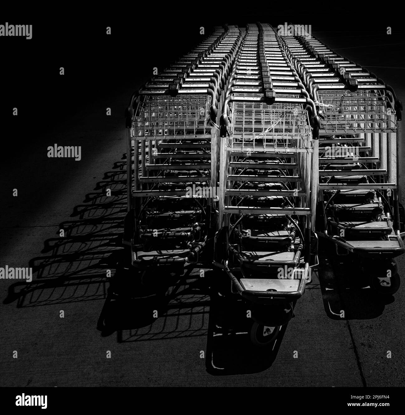 Photographie en noir et blanc, chariot à bagages, Berlin, Allemagne Banque D'Images