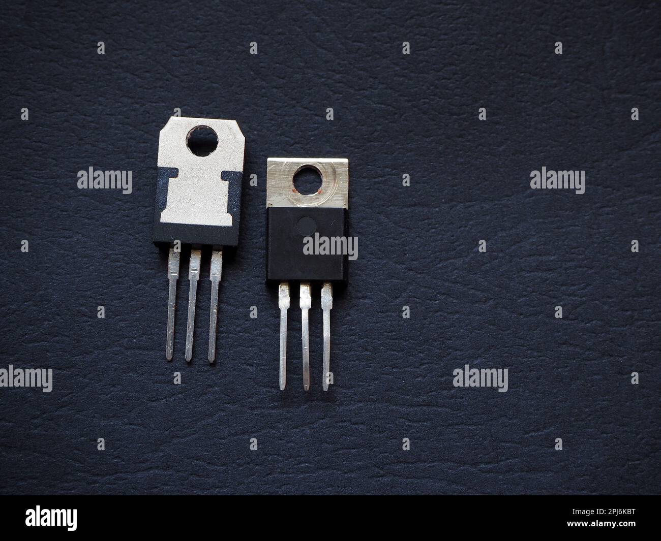 Transistor, triode, triac, mosfet ou tristor sur fond noir. Composants semi-conducteurs. Banque D'Images