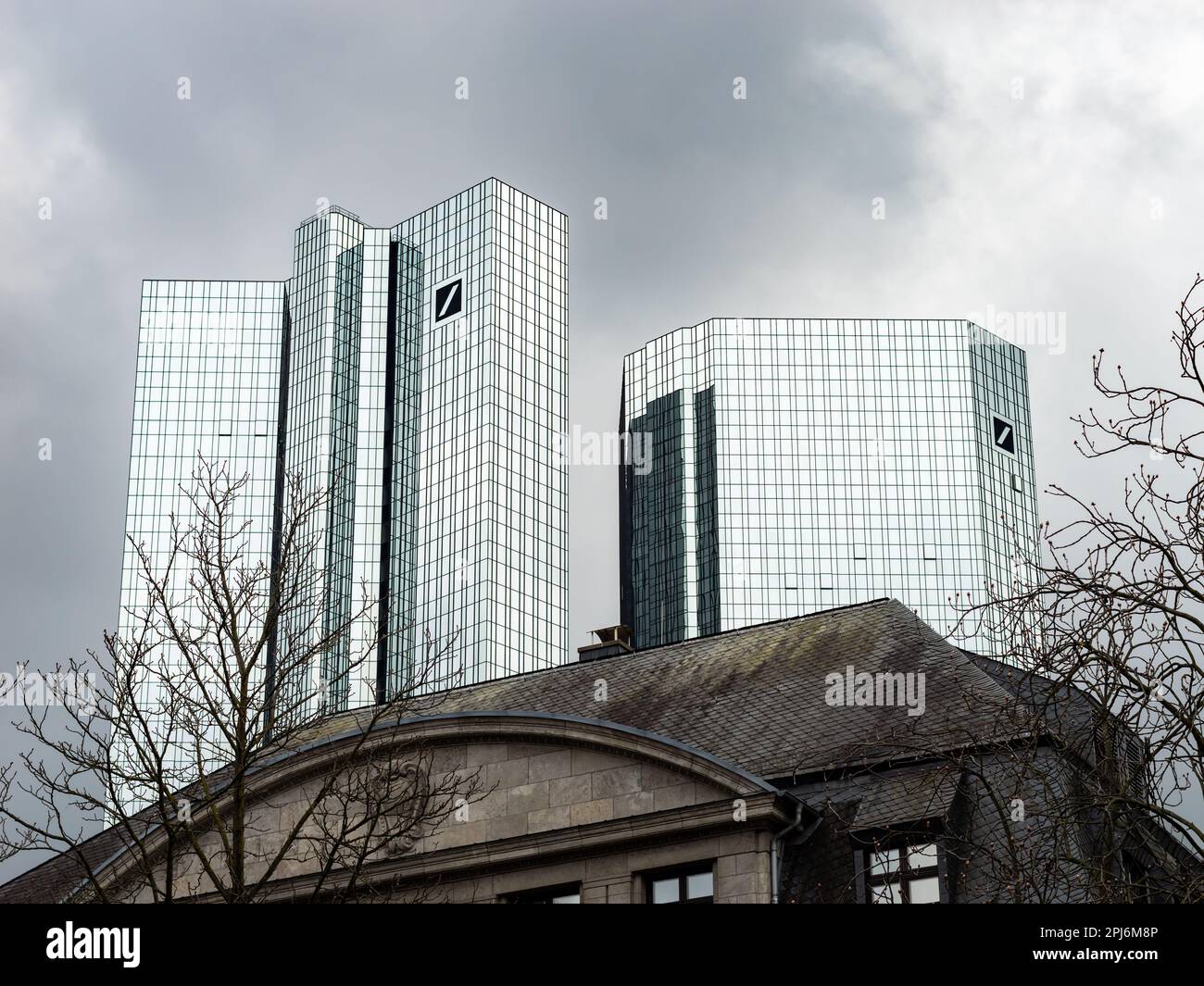 Deutsche Bank tours jumelles derrière l'ancien bâtiment de la banque privée Berenberg. Gratte-ciels dans le quartier financier de Francfort-sur-le-main. Banque D'Images