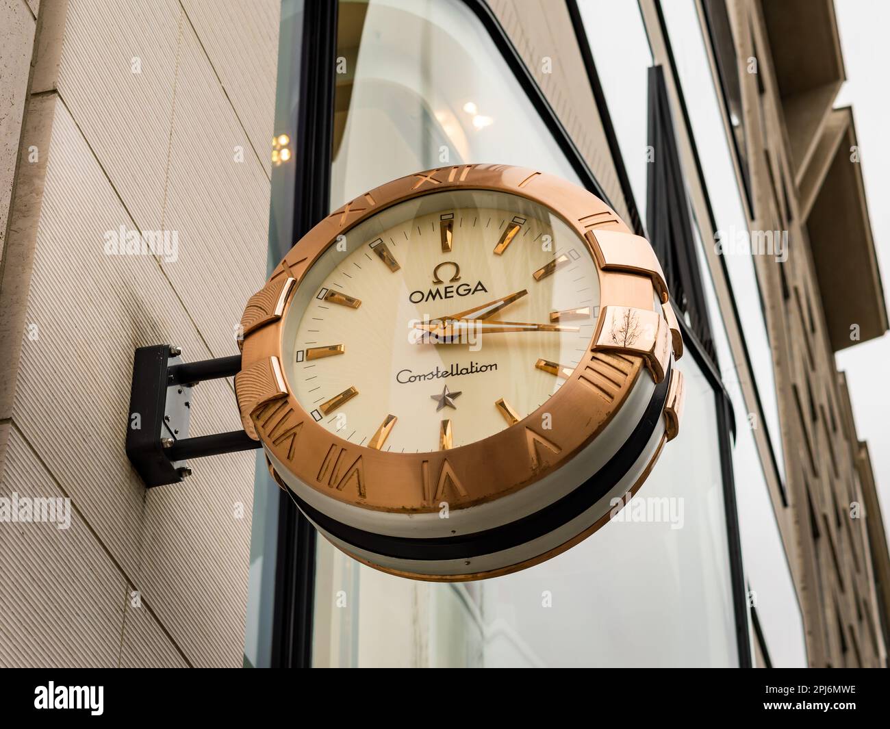 Omega montres horloge sur une façade de magasin. Horlogerie de luxe suisse faisant de la publicité dans la rue commerçante. La marque Omega Constellation est chère. Banque D'Images