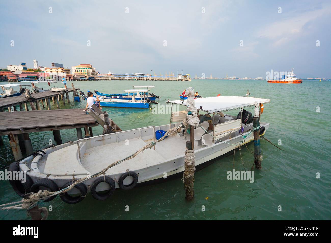 Georgetown, Penang, Malaisie - 03 septembre 2014: Jetée sur pilotis avec des bateaux dans le village flottant de la jetée de Chew dans l'historique Georgetown, Penang, Mala Banque D'Images