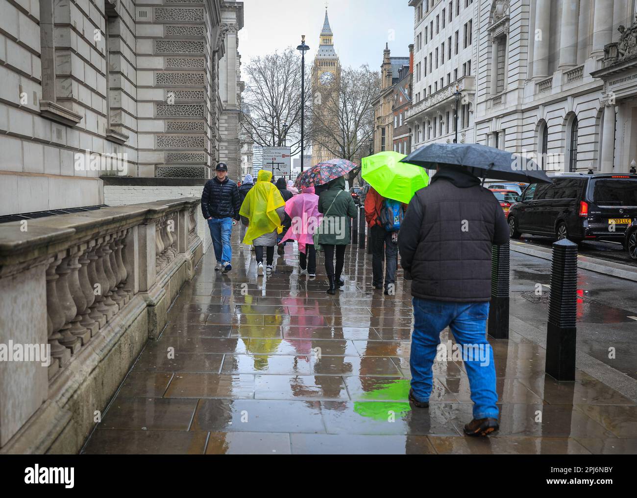 Londres, Royaume-Uni. 31st mars 2023. Les Londoniens et les touristes se mettent à prendre leurs parasols tout en marchant dans les sites de Westminster dans le centre de Londres, un jour qui a été la plupart du temps gris et très pluvieux dans la capitale. Credit: Imagetraceur/Alamy Live News Banque D'Images