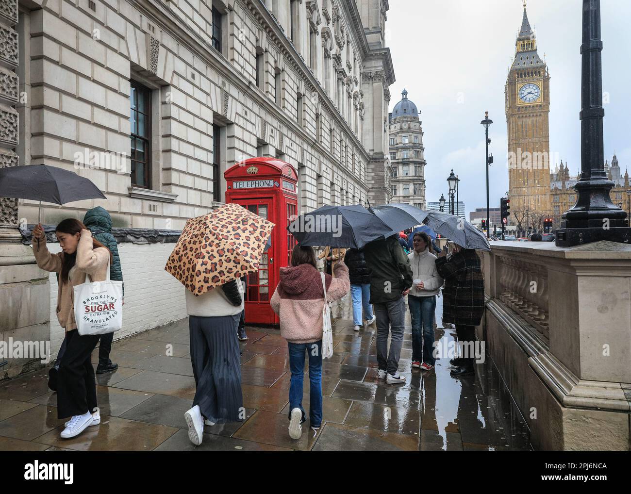 Londres, Royaume-Uni. 31st mars 2023. Les Londoniens et les touristes se mettent à prendre leurs parasols tout en marchant dans les sites de Westminster dans le centre de Londres, un jour qui a été la plupart du temps gris et très pluvieux dans la capitale. Credit: Imagetraceur/Alamy Live News Banque D'Images