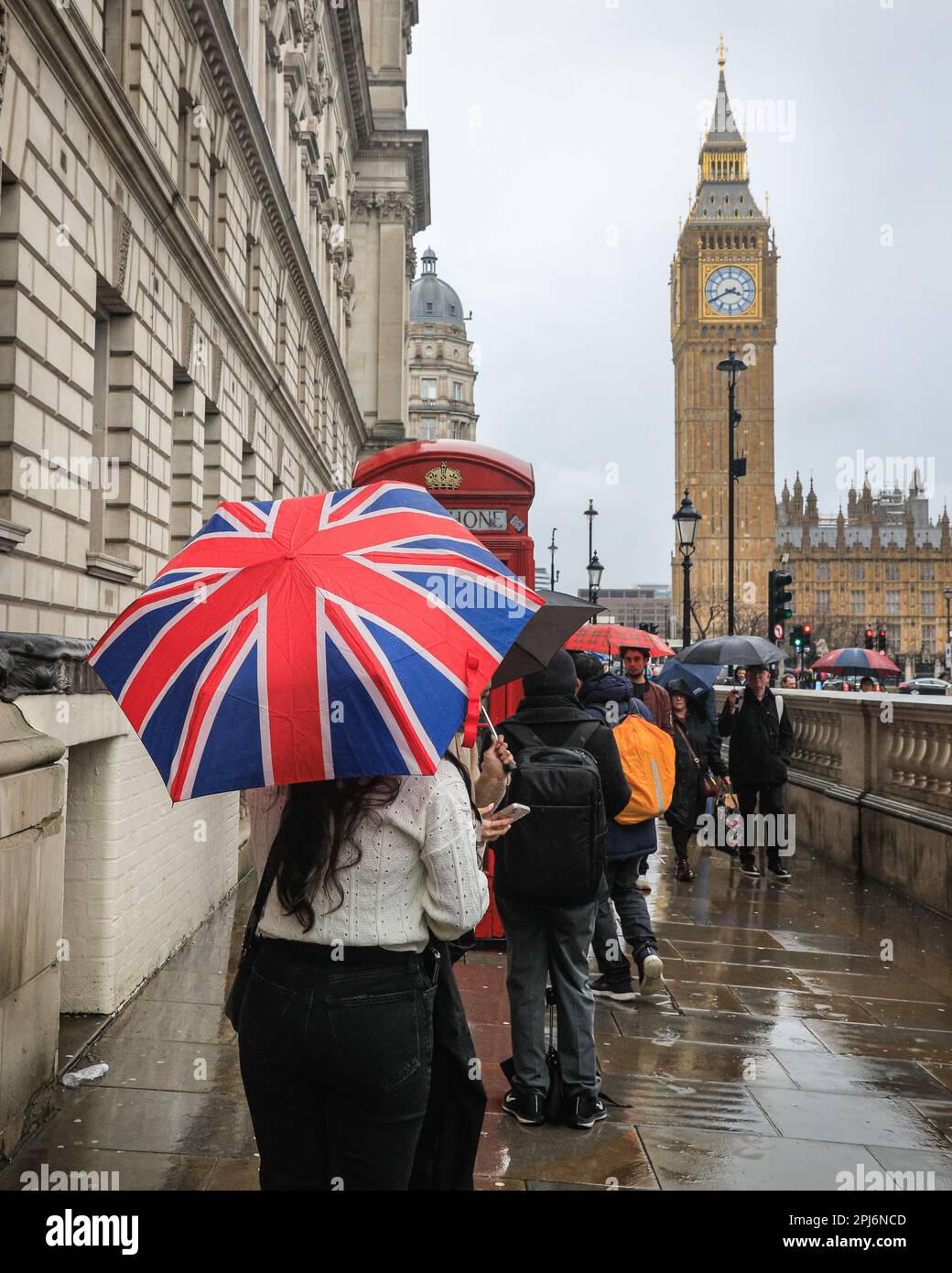 Londres, Royaume-Uni. 31st mars 2023. Les Londoniens et les touristes se mettent à prendre leurs parasols tout en marchant dans les sites de Westminster dans le centre de Londres, un jour qui a été la plupart du temps gris et très pluvieux dans la capitale. Credit: Imagetraceur/Alamy Live News Banque D'Images