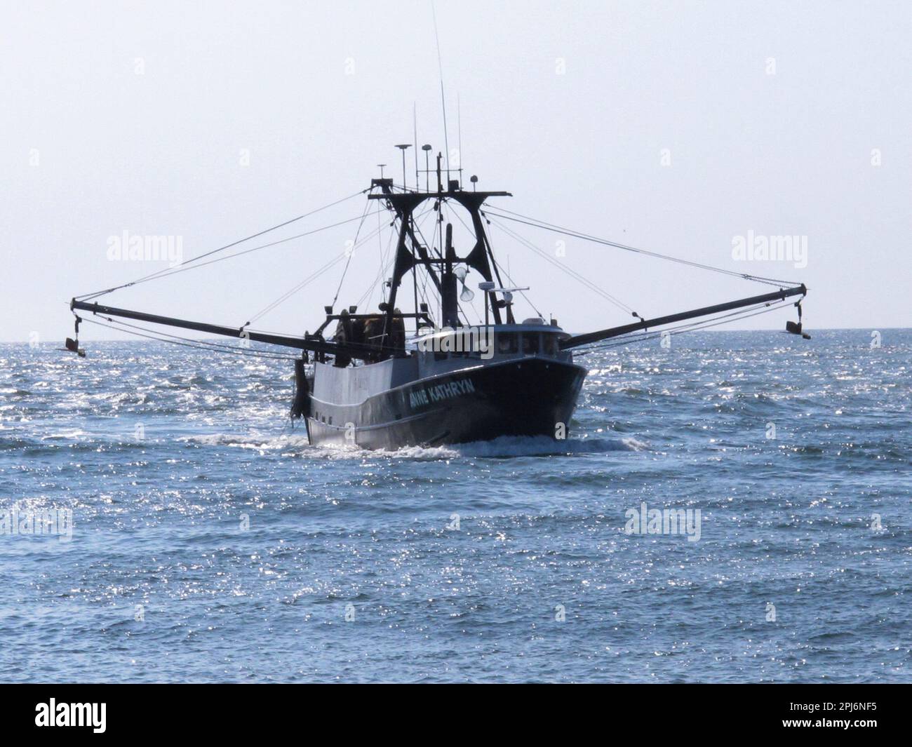 A fishing boat enters the Manasquan Inlet in Manasquan N.J. on Sept. 11, 2019 after returning from the ocean. A report issued March 29, 2023 by two federal marine science agencies and the commercial fishing industry highlighted several potential negative aspects of offshore wind energy development on the fishing industry and called for additional research. (AP Photo/Wayne Parry) Banque D'Images