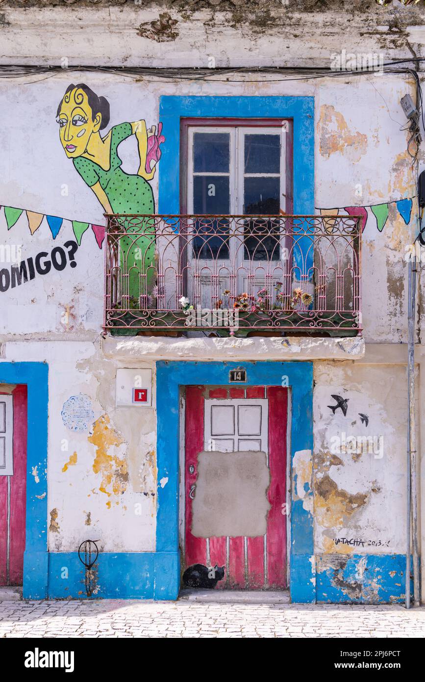 Europe, Portugal, Alcobaca. 14 avril 2022. Œuvres d'art colorées sur les bâtiments d'Alcobaca. Banque D'Images