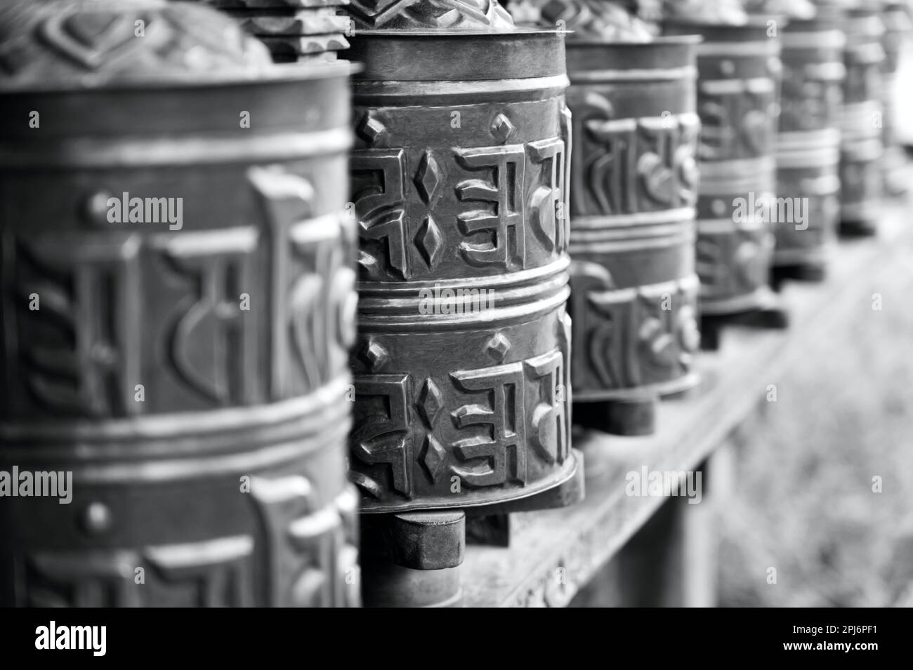 Roues de prière ou roue de mani en noir et blanc photo (traduction mantra Om mani padme hum