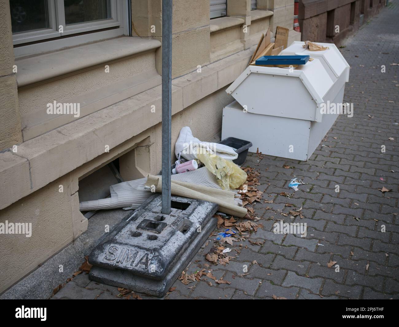 Ordures ménagères laissées sur les ordures pour piétons. Concept: Littering des centres-ville Banque D'Images