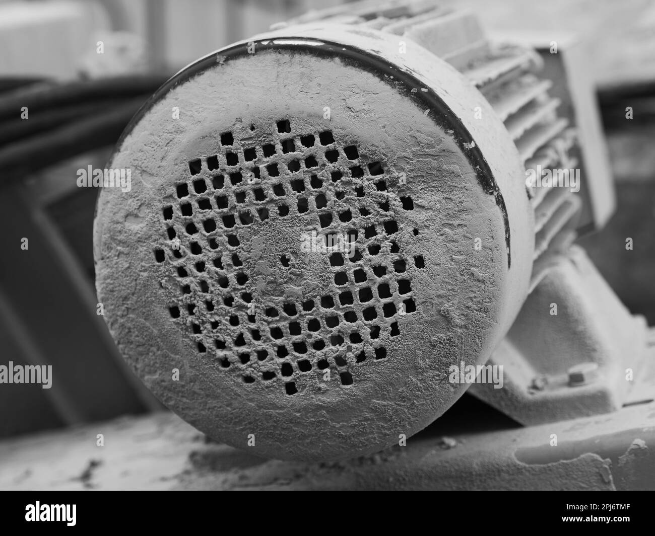 Gros plan d'un filtre obstrué d'une machine de découpe du béton sur un chantier de construction, photo en noir et blanc. Banque D'Images