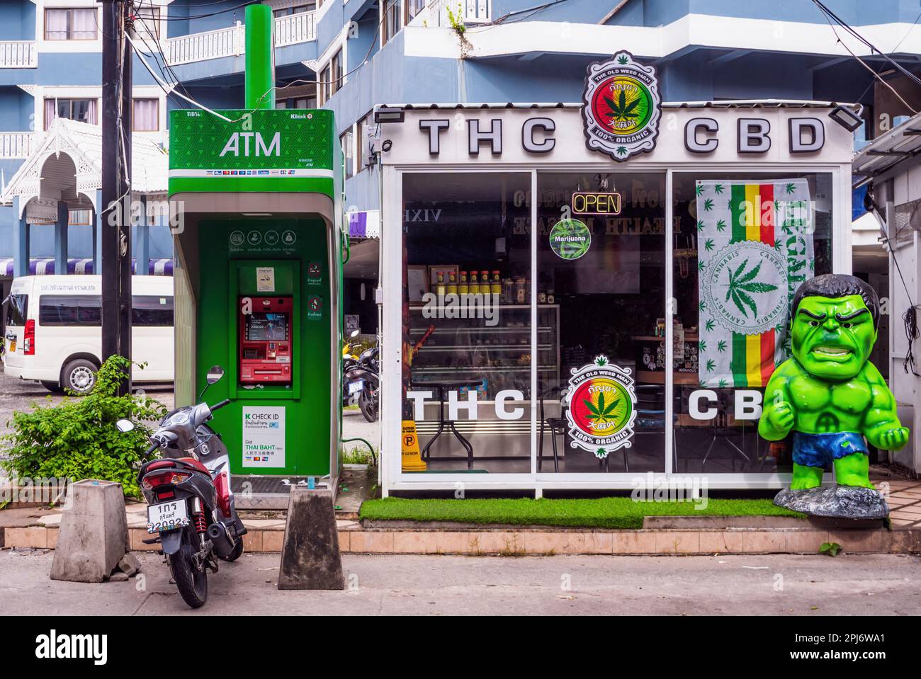 Pattaya,Thaïlande - 15 octobre,2022:soi Buakhao c'est un petit magasin de mauvaises herbes avec une statue de Hulk devant comme décoration. Banque D'Images