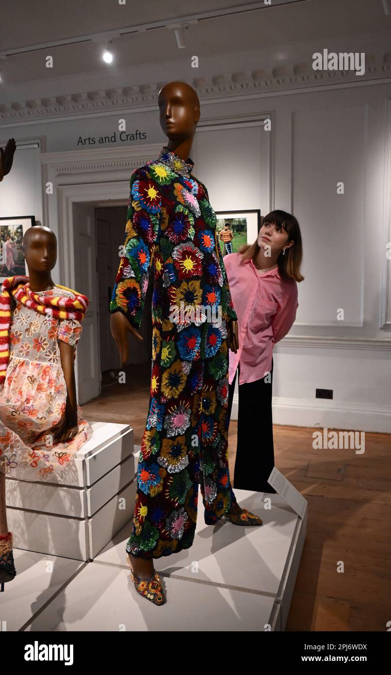 Ashish: Chute dans l'amour et être plus tendre à la galerie William Morris, 1 avril – 10 septembre 2023.ses dessins ont été portés par tout le monde de Rhianna à Lady Gaga . Les temps forts incluent une mini robe arc-en-ciel portée par Taylor Swift dans sa vidéo de jeu de fin, Une combinaison de sequin portée par Charli XCX et un débardeur porté par Tom Daley. L'exposition sera la première grande enquête sur le travail d'Ashish . Ashish a déjà remporté trois fois le prestigieux PRIX NEWGEN et ses créations ont été présentées dans des expositions au V&A et au met , NY .. Banque D'Images