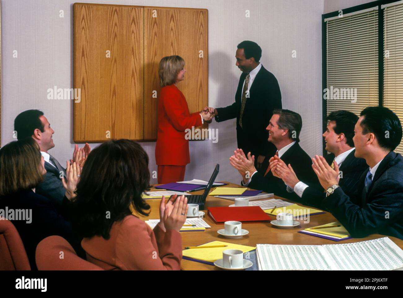 1996 GROUPE HISTORIQUE DE TRAVAILLEURS DE BUREAU MULTIETHNIQUES SE RÉUNISSANT AUTOUR DE LA TABLE Banque D'Images