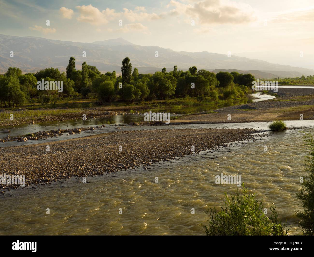 Lit de rivière et de ruisseau. La vue d'une rivière avec de l'eau réduite. Végétation le long du ruisseau. Heure du coucher du soleil, saison d'été. Problème de sécheresse Banque D'Images