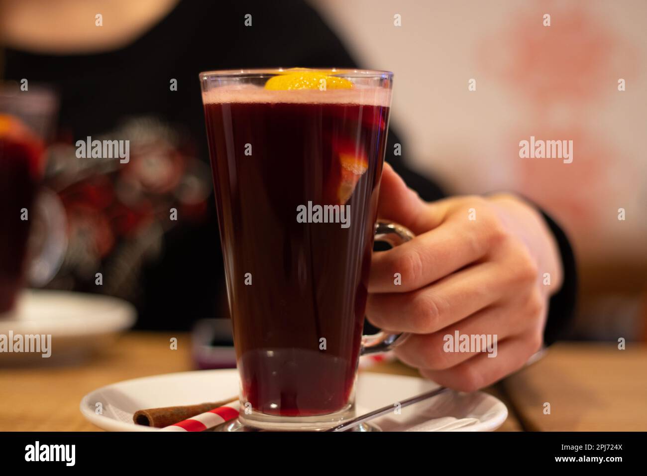 verre avec vin chaud rouge chaud chaud chaud sur la table Banque D'Images