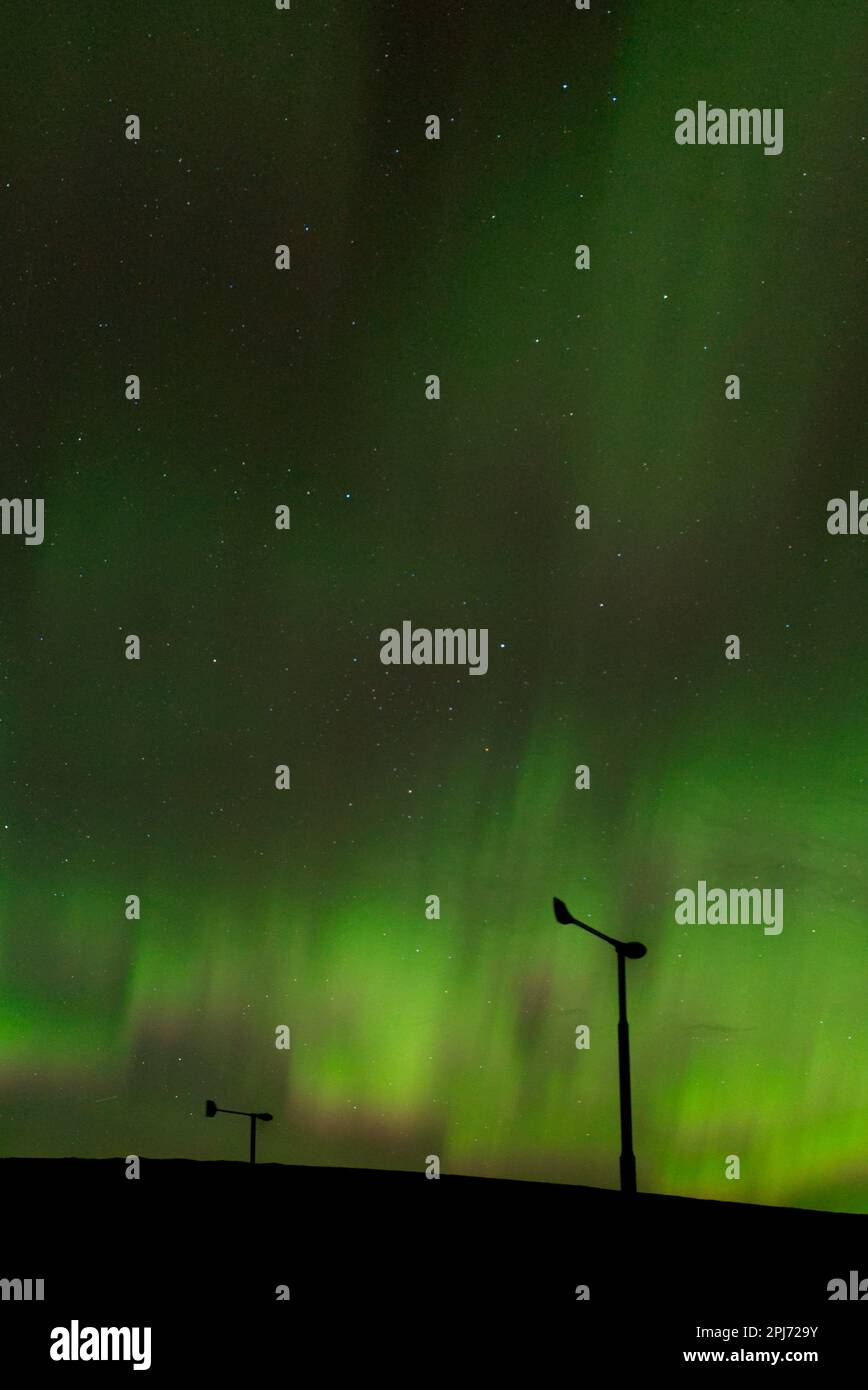 Aurora Borealis dans le ciel derrière les éoliennes, Orkney Isles Banque D'Images