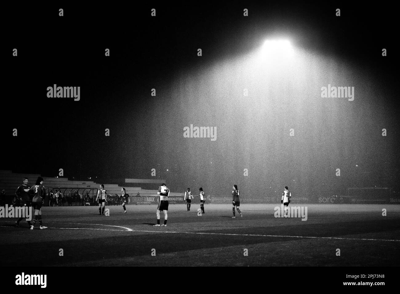 Rotterdam - Un Nieuw Varkenoord humide pendant le match entre Feyenoord V1 et PSV V1 à Nieuw Varkenoord le 31 mars 2023 à Rotterdam, pays-Bas. (Box to Box Pictures/Yannick Verhoeven) Credit: Box to Box Pictures/Alamy Live News Banque D'Images