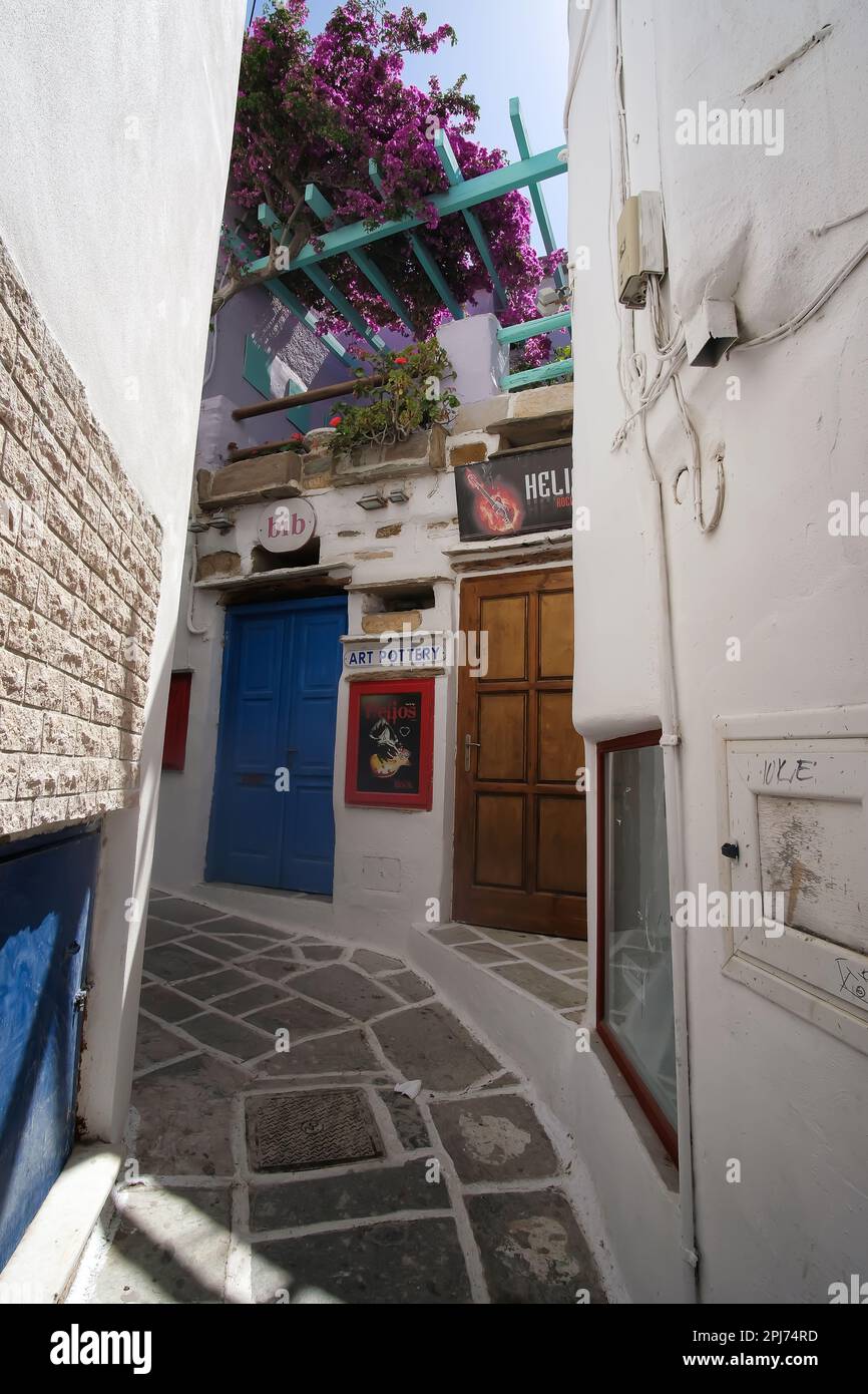 IOS, Grèce - 26 mai 2021 : vue sur une petite allée avec des boutiques et des bars dans les cyclades d'iOS Banque D'Images