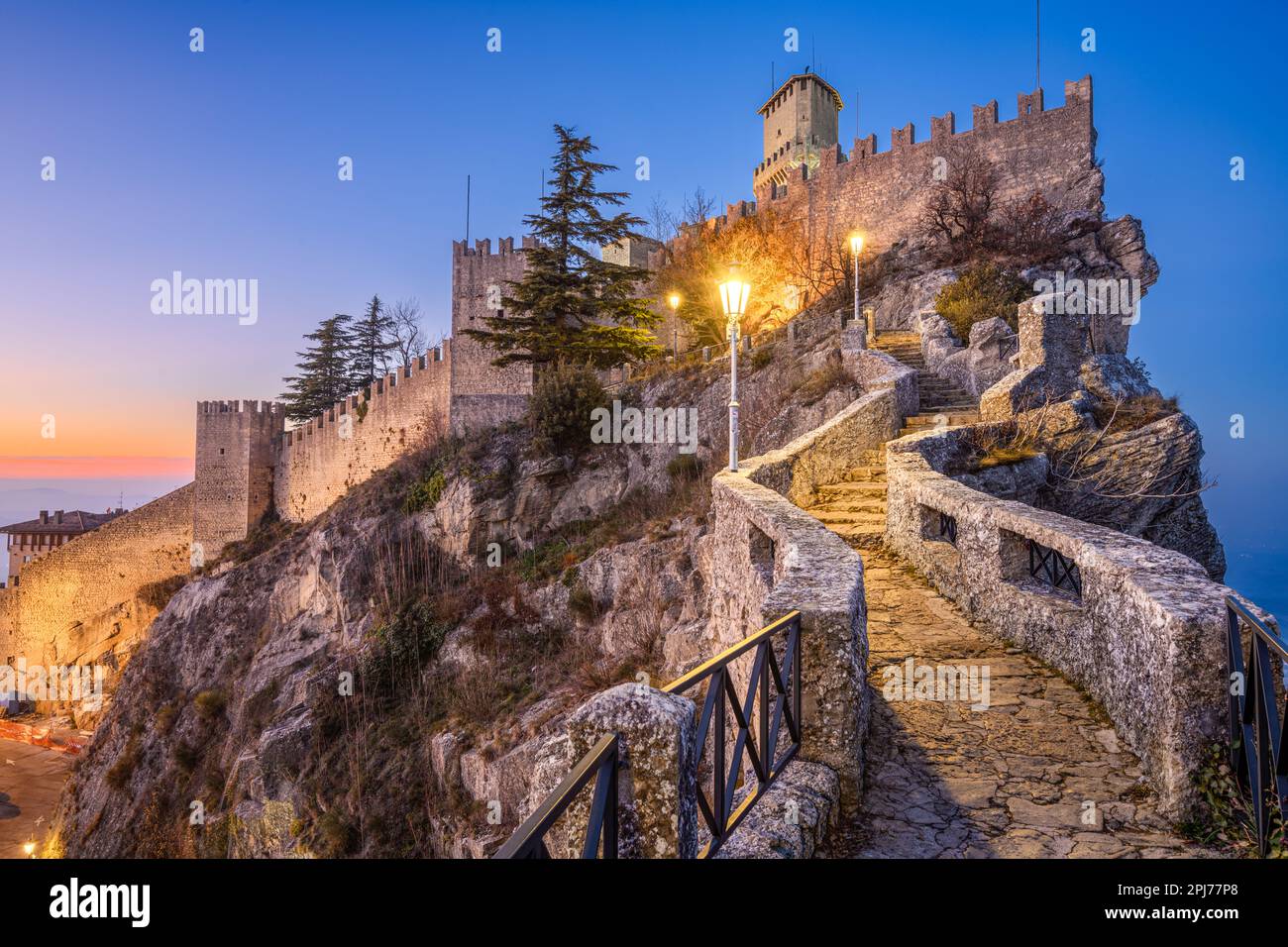 La République de Saint-Marin avec la première tour à l'aube. Banque D'Images