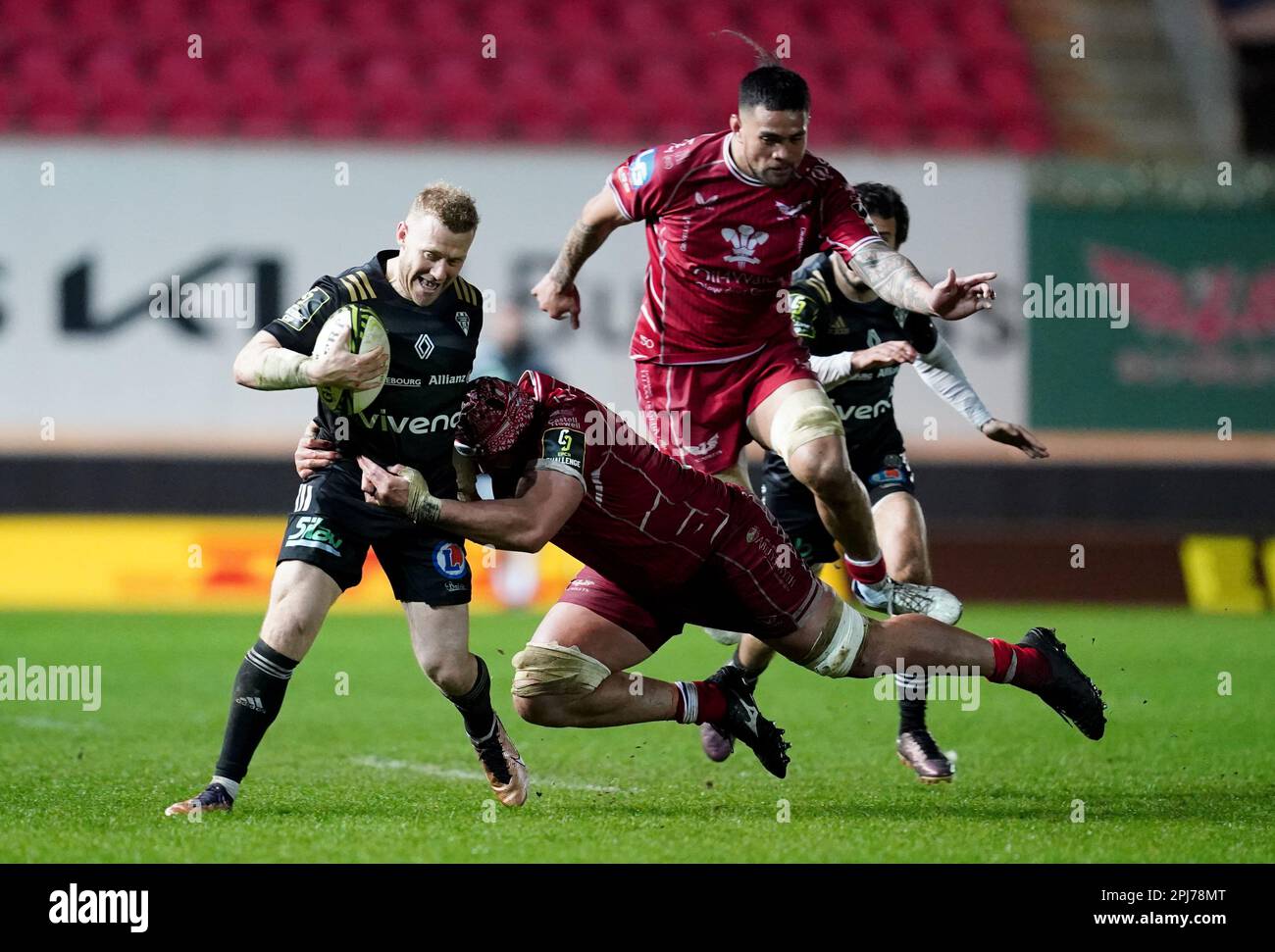 Stuart Olding DE CA Brive est affronté par Sione Kalamafoni de Scarlets lors de la manche de seize matchs de la coupe DU défi EPCR au parc y Scarlets, Llanelli. Date de la photo: Vendredi 31 mars 2023. Banque D'Images