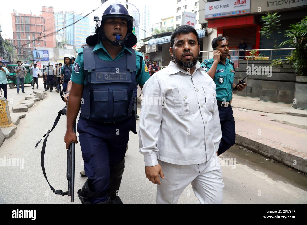 Dhaka, Bangladesh. 31st mars 2023. Lors d'une manifestation, les pèlerins d'Umrah ont saisi la police pour protester contre le Comité islamique d'application de la loi, devant la porte nord de la mosquée Baitul Mukarram. Sur 31 mars 2023 à Dhaka, au Bangladesh. (Credit image: © S A Masum/eyepix via ZUMA Press Wire) USAGE ÉDITORIAL SEULEMENT! Non destiné À un usage commercial ! Banque D'Images