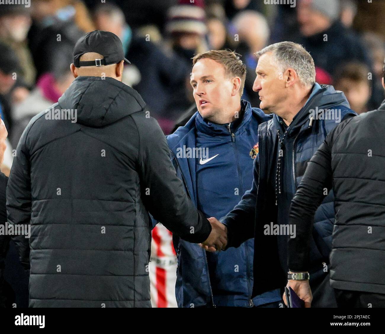 Burnley, Royaume-Uni. 31st mars 2023. Vincent Kompany, responsable de Burnley, et Tony Mowbray, directeur de Sunderland, se sont mis en main après le match du championnat Sky Bet Burnley vs Sunderland à Turf Moor, Burnley, Royaume-Uni, 31st mars 2023 (photo de Ben Roberts/News Images) à Burnley, Royaume-Uni, le 3/31/2023. (Photo de Ben Roberts/News Images/Sipa USA) crédit: SIPA USA/Alay Live News Banque D'Images