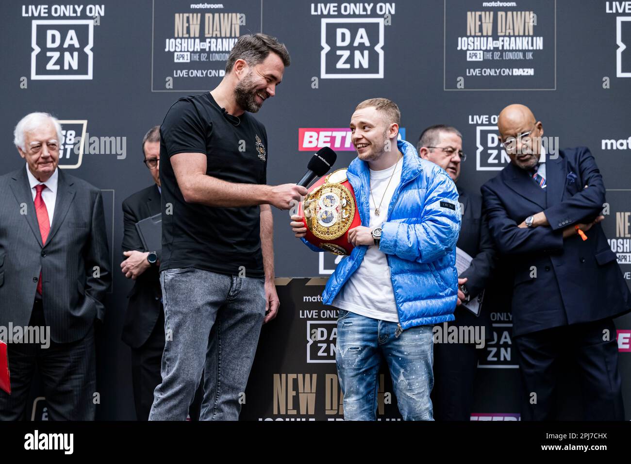 Londres, Royaume-Uni. 31st mars 2023. Eddie Hearn (à gauche) et New Matchroom signant Sonny Edwards (à droite) pendant Joshua vs Franklin + Undercard Weigh-in à Westfield Londres, Londres, Royaume-Uni vendredi, 31 mars 2023 à LONDRES, ANGLETERRE. Credit: Taka G Wu/Alay Live News Banque D'Images