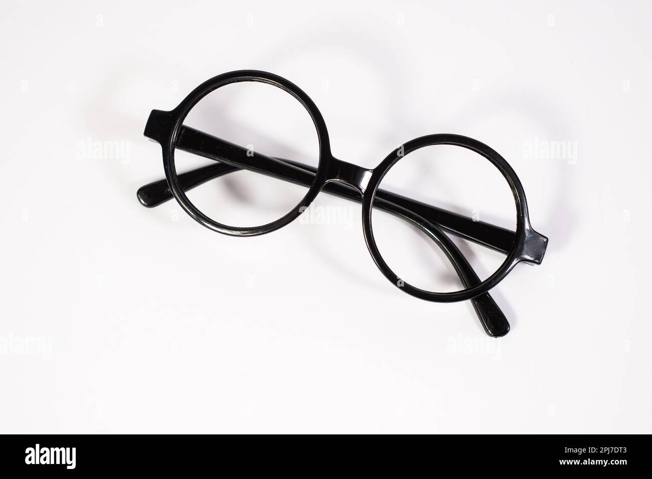 Lunettes noires rondes isolées sur fond blanc. Banque D'Images