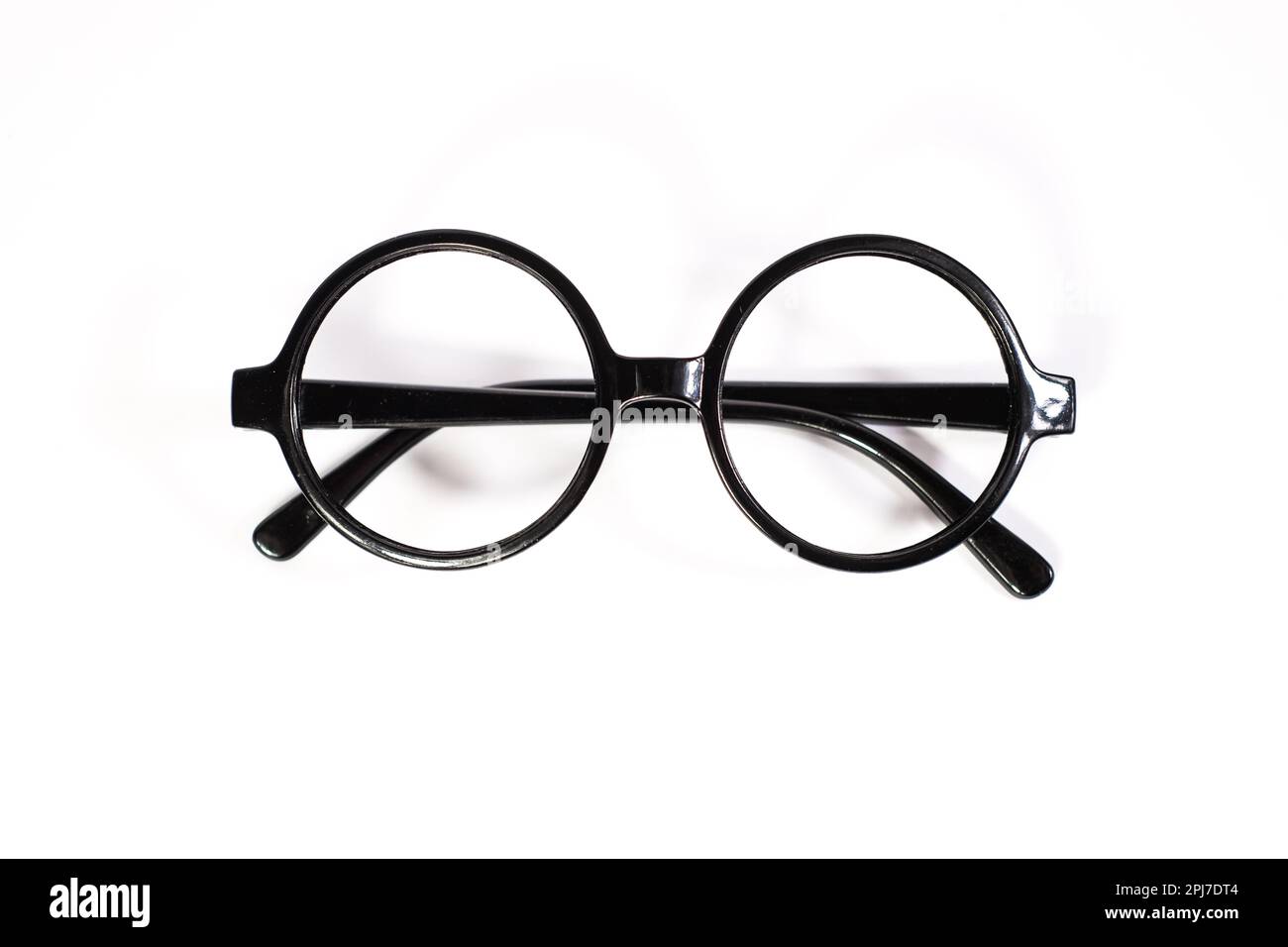 Lunettes noires rondes isolées sur fond blanc. Banque D'Images