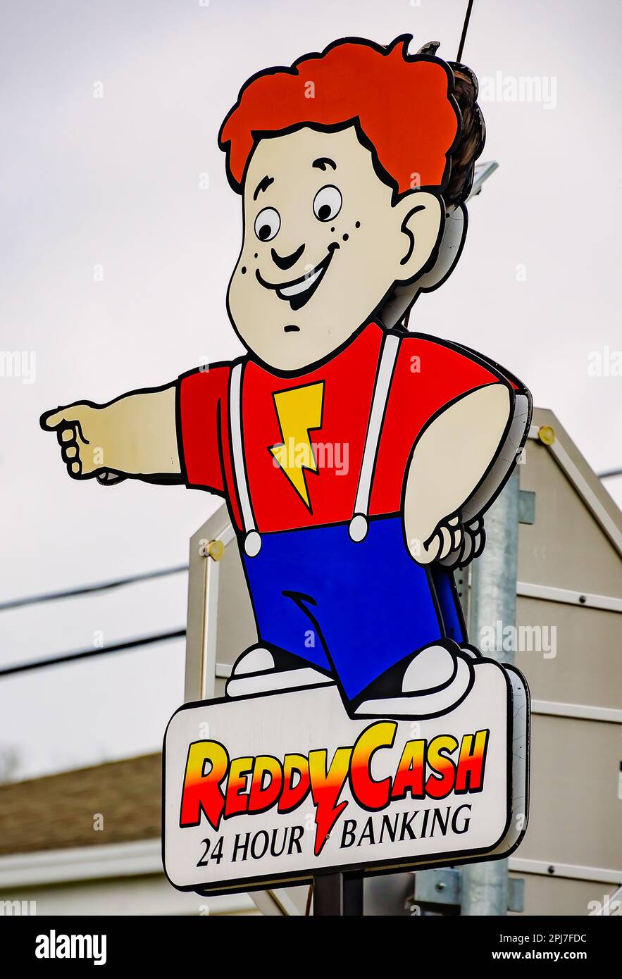 La mascotte « Reddy Cash » fait de la publicité pour les opérations bancaires 24 heures sur 24 à Bank of Wiggins, 29 mars 2023, à Wiggins, Mississippi. La Banque de Wiggins a été fondée en 1916. Banque D'Images