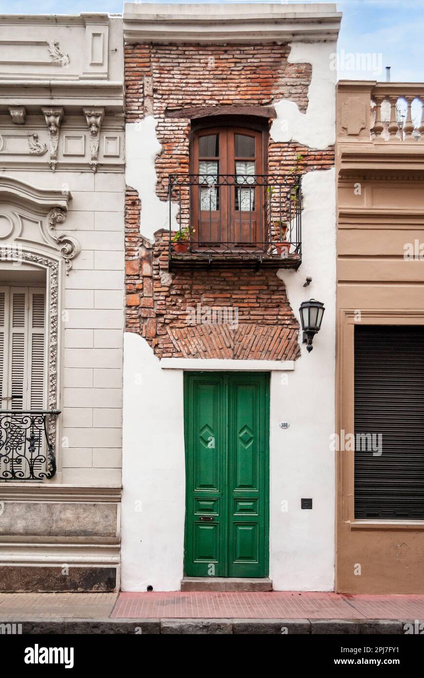 Casa minima, situé dans le quartier emblématique de San Telmo à Buenos Aires, est la maison la plus étroite de la ville Banque D'Images