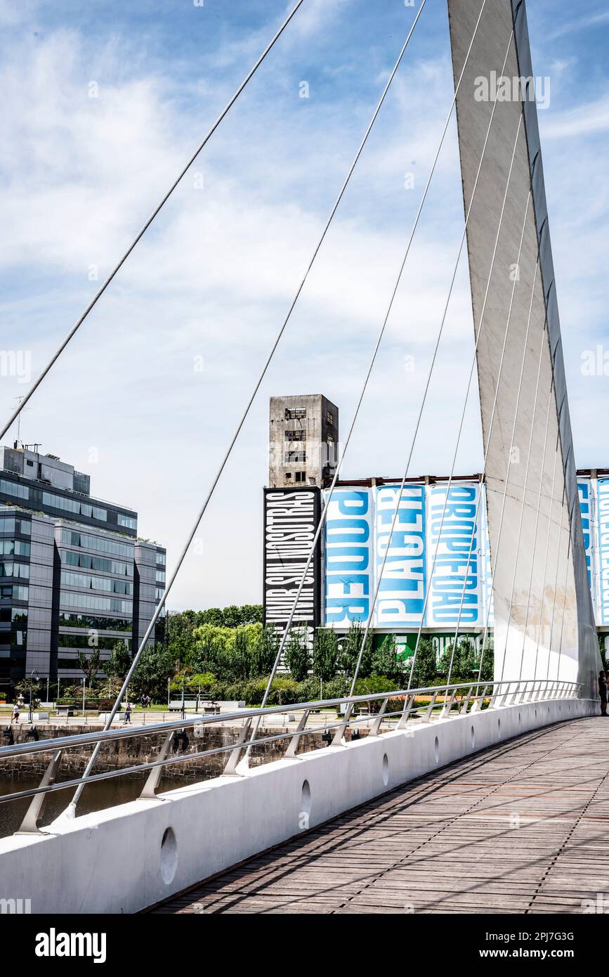 Buenos Aires, Argentine / 16 novembre 2018: Vue sur le pont emblématique de la femme (Puente de la Mujer) à Puerto Madero. Banque D'Images