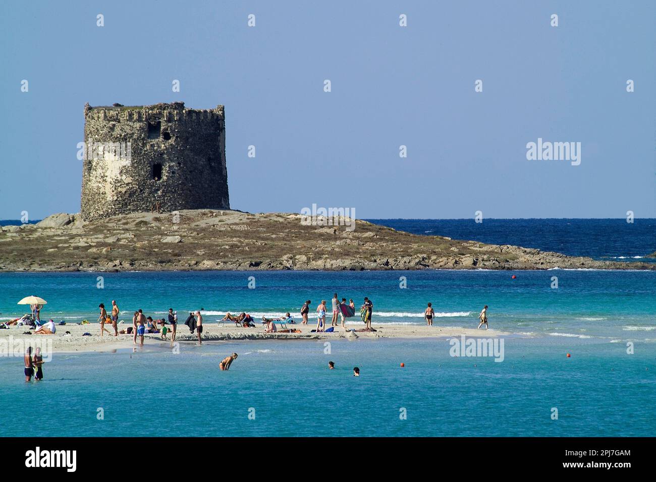 La candida Spiaggia della Pelosa, sullo sfondo la torre omonima, di fronte all'Isola dell'Asinara, nella Nurra settentrionale. Una delle spiagge più c Banque D'Images