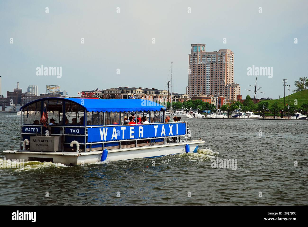 Un bateau-taxi transporte les passagers de l'autre côté du port de Baltimore, Maryland Banque D'Images