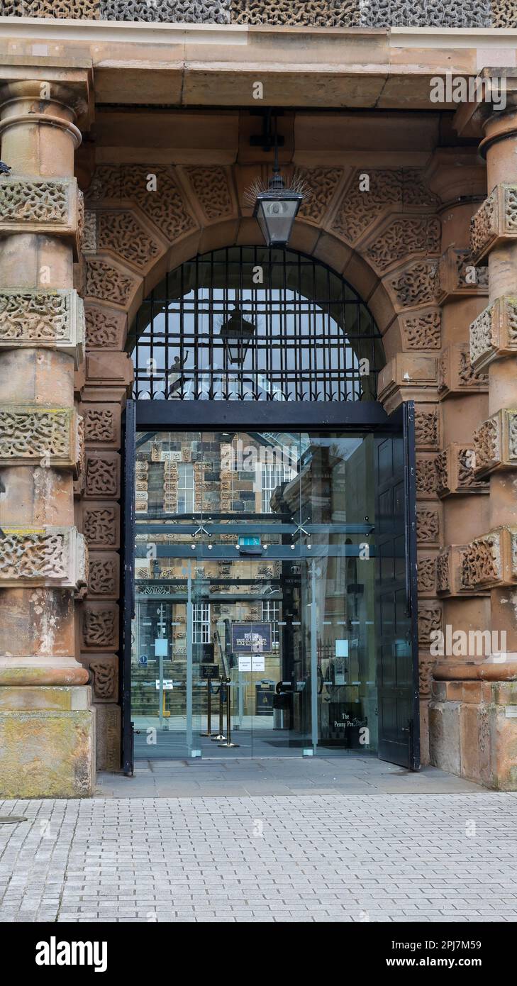 Une entrée moderne en verre à l'ancienne prison victorienne, le touriste de Belfast attirera l'expérience de la prison de Crumlin Road. Banque D'Images