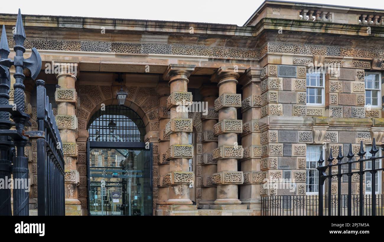 Entrée principale portes en fer forgé et façade en grès de la prison de Crumlin Road à Belfast. Banque D'Images