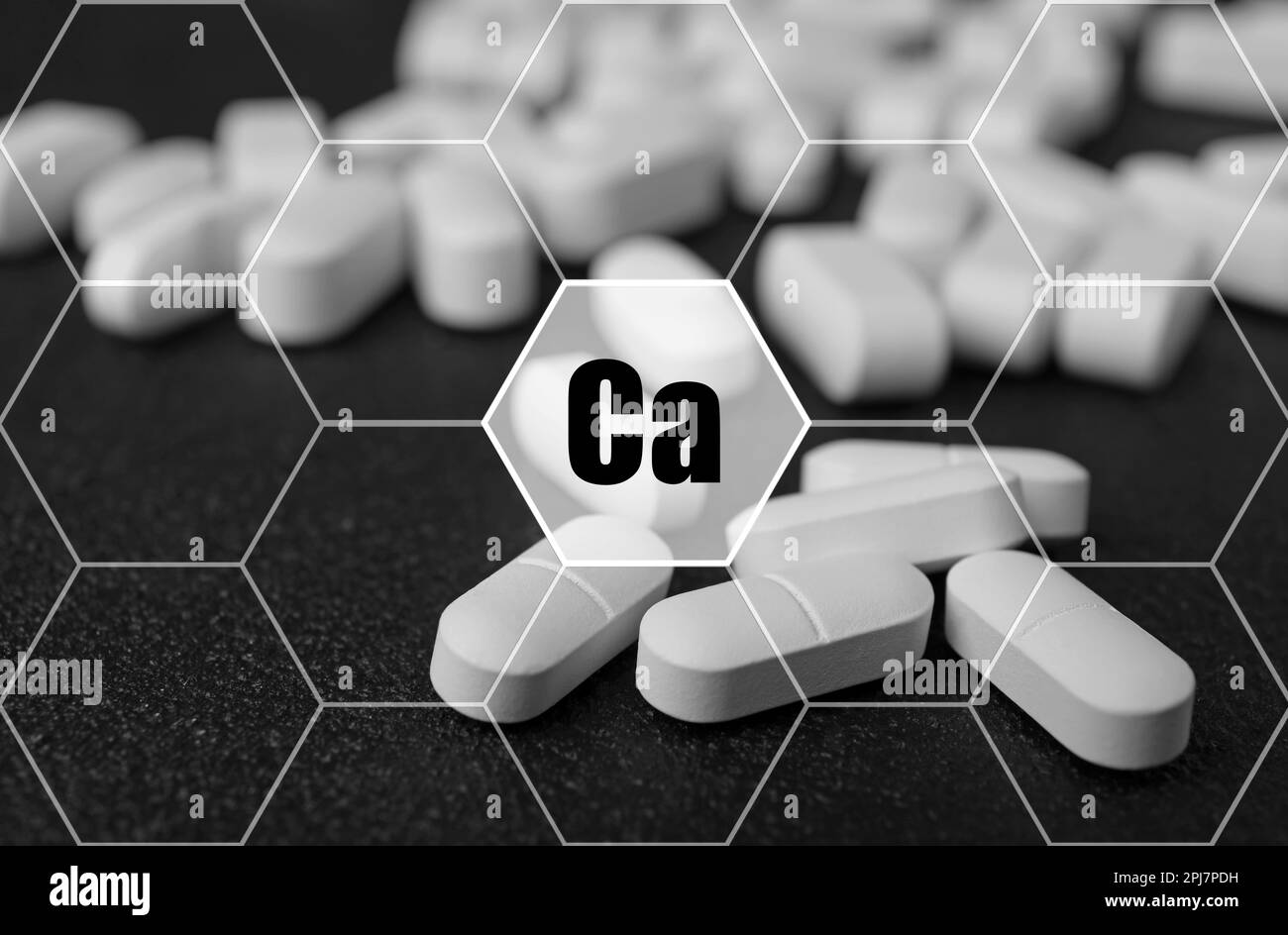 Comprimés de supplément de calcium sur fond noir, gros plan Banque D'Images