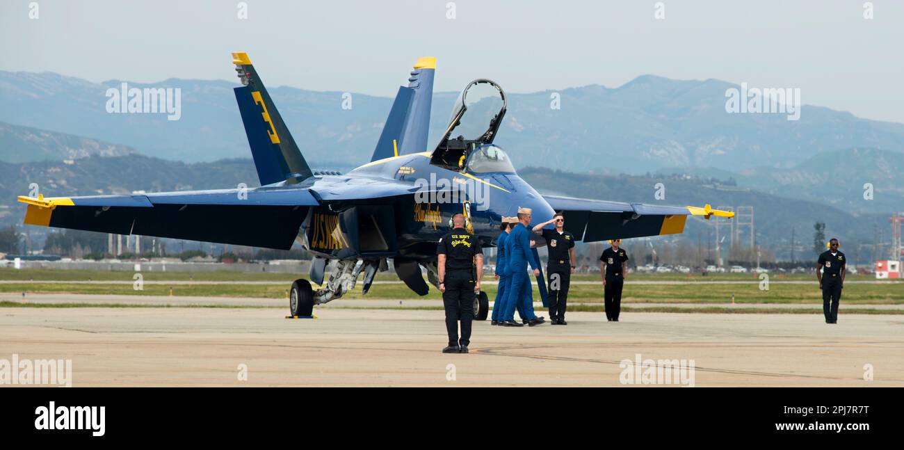 Point Mugu, Cailf. (18 mars 2023) États-Unis L'escadron de démonstration de vol de la Marine, les Blue Angels, et par les États-Unis L'escadron de démonstration de la Force aérienne, The Thunderbirds, co-titre du 2023 point Mugu Air Show 18-19 mars, à la base navale du comté de Ventura (NBCV), point Mugu. (Photo de la marine américaine par Utiliesman 2nd Class Nettie M Manfull/Released) Banque D'Images