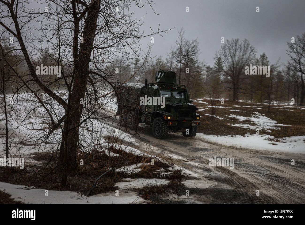 ÉTATS-UNIS Marines avec 1st Bataillon, 10th Marine Regiment, 2D Marine Division effectuer un entraînement par temps froid pendant l'exercice Rolling Thunder sur fort Drum, New York, 23 mars 2023. Cet exercice est un événement d’artillerie de feu vivant qui a testé la capacité du Marine Regiment de 10th à opérer dans un environnement littoral simulé contre une menace de pairs dans un scénario dynamique et multidomaine. (É.-U. Photo du corps marin par lance Cpl. Averi Rowton) Banque D'Images