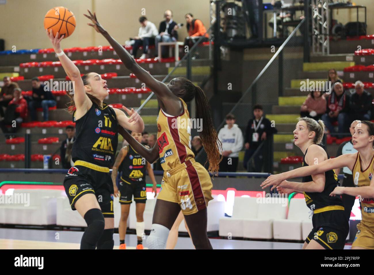 Campobasso, Italie. 30th mars 2023. Pastrello Silvia de San Martino (L) et Kuier Awak Sabit Bior de Venezia (R) en action pendant le match entre Umana Reyer Venezia et Fila San Martino di Lupa dans les quarts de finale de coupe italienne pour femmes de basket-ball, à la Molisana Arena. Dans le troisième quart de la finale Umana Reyer Venezia bat Fila San Martino di Lupari avec le score 83-75 crédit: SOPA Images Limited/Alay Live News Banque D'Images