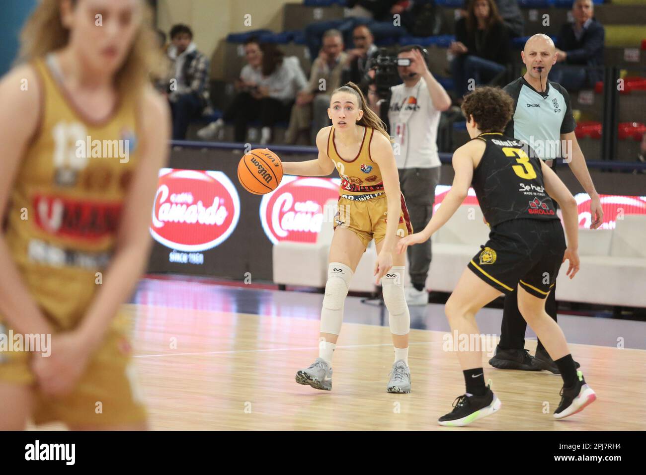 Campobasso, Italie. 30th mars 2023. Santucci Mariella de Venise (L) et Guarise Irene de San Martino (R) en action pendant le match entre Umana Reyer Venezia contre Fila San Martino di Lupa dans le basket-ball des femmes coupe italienne quart de finale, à la Molisana Arena. Dans le troisième quart de la finale Umana Reyer Venezia bat Fila San Martino di Lupari avec le score 83-75 crédit: SOPA Images Limited/Alay Live News Banque D'Images