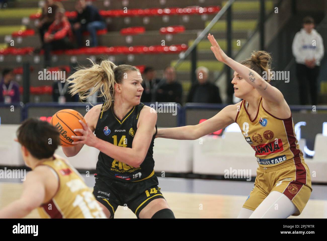 Campobasso, Italie. 30th mars 2023. Kaczmarczyk Agnieszka Daria de San Martino (L) et Pan Francesca de Venise (R) en action pendant le match entre Umana Reyer Venezia vs Fila San Martino di Lupa dans les quarts de finale de coupe italienne de basket-ball féminin, à la Molisana Arena. Dans le troisième quart de la finale Umana Reyer Venezia bat Fila San Martino di Lupari avec le score 83-75 (photo par Davide Di Lalla/SOPA Images/Sipa USA) crédit: SIPA USA/Alay Live News Banque D'Images