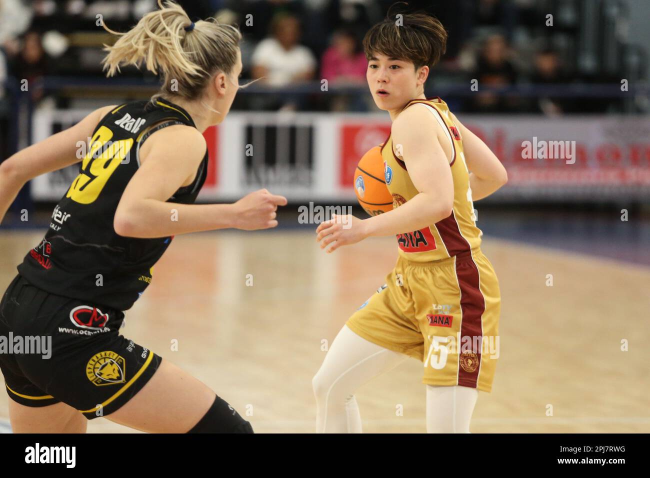 Campobasso, Italie. 30th mars 2023. Yasuma Shiori de Venise (R) et Dedic Nina de San Martino (L) en action pendant le match entre Umana Reyer Venezia et Fila San Martino di Lupa dans le basket-ball italien quart de finale de coupe de femmes, à la Molisana Arena. Dans le troisième quart de la finale Umana Reyer Venezia bat Fila San Martino di Lupari avec le score 83-75 (photo par Davide Di Lalla/SOPA Images/Sipa USA) crédit: SIPA USA/Alay Live News Banque D'Images