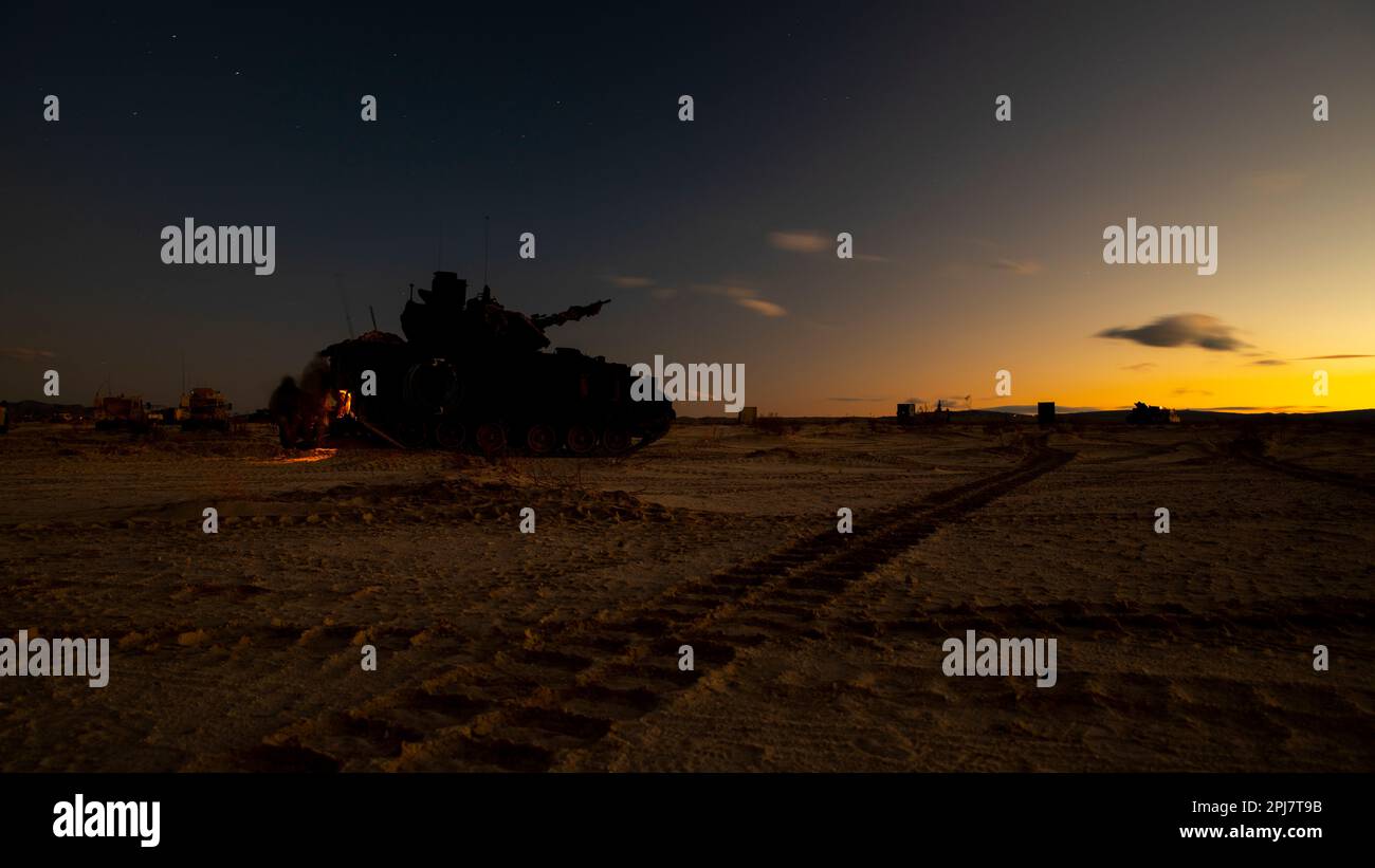 ÉTATS-UNIS Les soldats de l'armée affectés au 'Hound Battalion', 3rd Bataillon, 67th Armored Regiment, 2nd Armored Brigade combat Team, 3rd Infantry Division, garent un véhicule de combat M2A4 Bradley modernisé au National Training Centre, fort Irwin, Californie, 26 février 2023. La Brigade Spartan, la brigade la plus moderne de l’Armée de terre, a achevé sa rotation NTC 23-05, ce qui en fait non seulement l’unité la plus équipée mais la plus mortelle de l’arsenal américain alors que l’Armée de terre se dirige vers la construction de l’Armée de terre de 2030. (U.S. Photo de l'armée par le Sgt. Dre Stout, détachement des affaires publiques de 50th) Banque D'Images