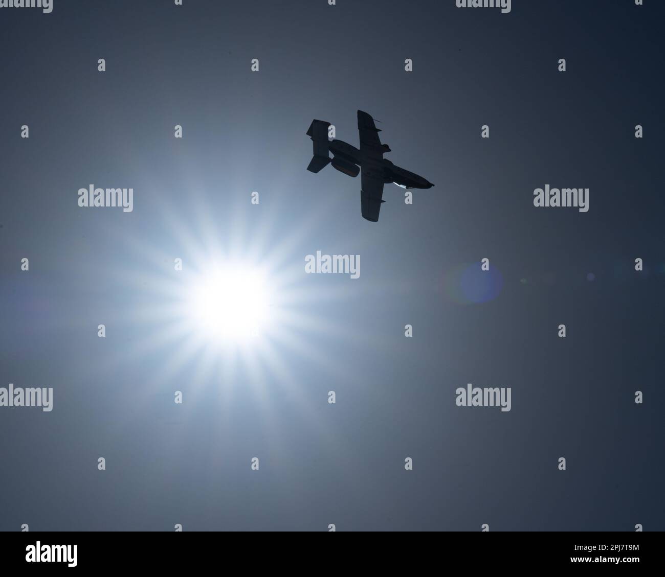 ÉTATS-UNIS Le capitaine de la Force aérienne Lindsay « MAD » Johnson, pilote De L’équipe de démonstration Thunderbolt II A-10C, survole la base aérienne Davis-Monthan, Arizona, 25 mars 2023. Au cours de la représentation, Johnson a présenté différentes manœuvres aériennes, y compris des simulations de tir, mettant en évidence les capacités de l'A-10. (É.-U. Photo de la Force aérienne par le sergent d'état-major Nicholas Ross) Banque D'Images